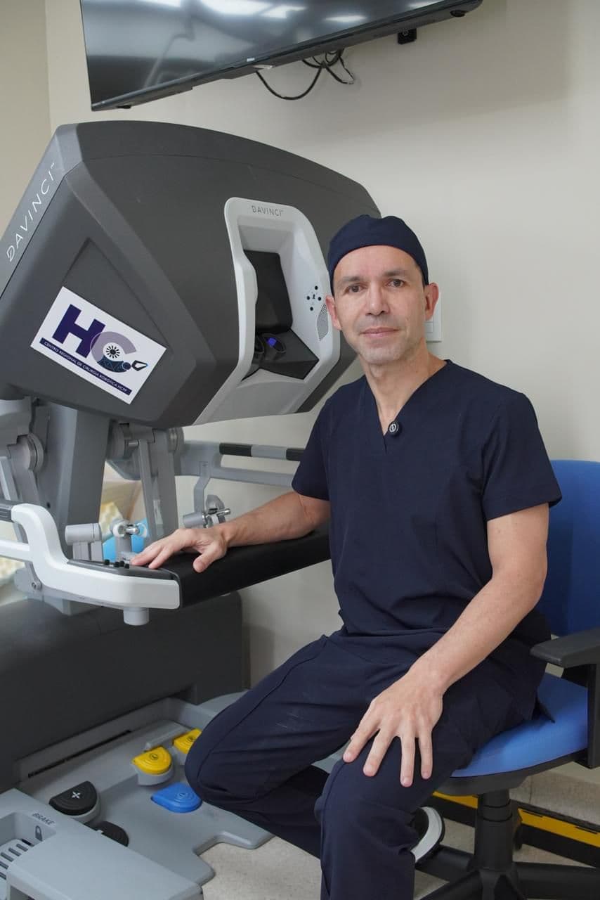 Dr. Paulo Caldas ao lado do robô Da Vinci